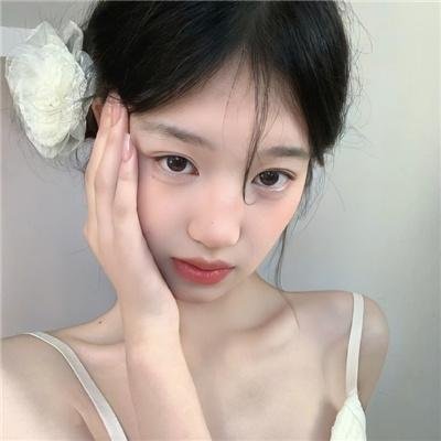 男孩在唱歌